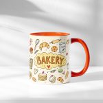 ماگ بیکری Bakery از روبه‌رو با نوشته‌ی BAKERY در ابر زرد، کروسان و کیسه‌ی آرد